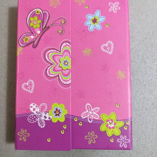 Small box with magnetic clasp used