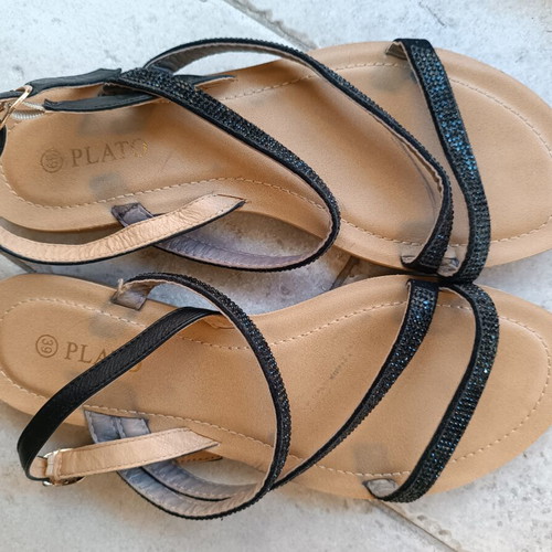 Flat sandals used with black rhinestones size 39