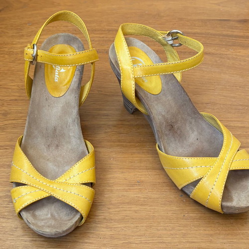 Leather sandals used size 40 yellow with 9cm wooden heel