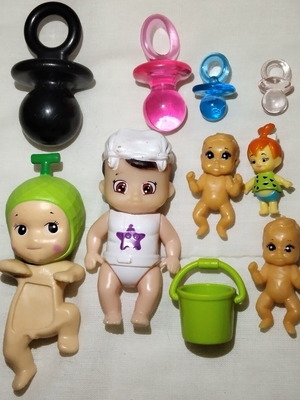 Baby figures used, pack of 5 with accessories and pacifiers