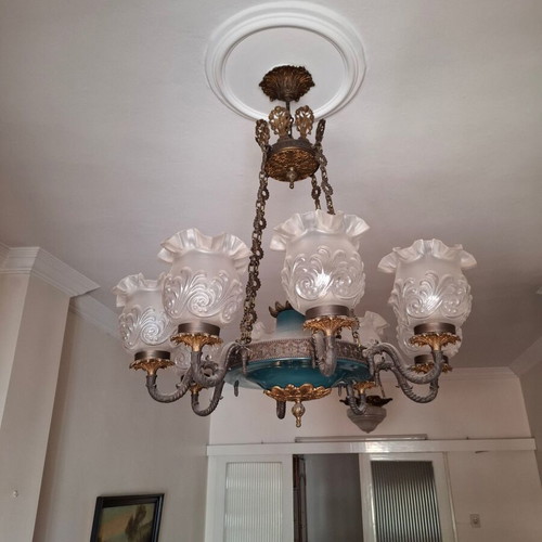 Chandelier with 8 lamps used, classic imposing design