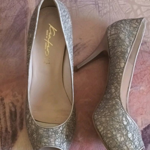 Leather peep toe pumps silver like new, size 40
