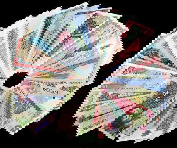 LOT 50 διαφορετικά ΑΚΥΚΛΟΦΟΡΗΤΑ χαρτονομίσματα
