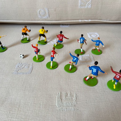 Football game like new with book, 9 players, referee, ball and play surface