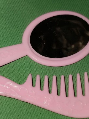 Barbie beauty set like new with carved comb and mirror