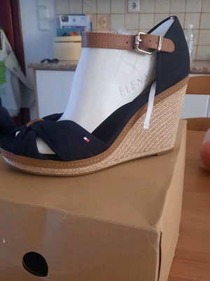 Tommy Hilfiger platform shoes new, size 41, black with brown details