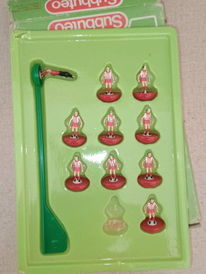 Subbuteo ομάδα Ολυμπιακός μεταχειρισμένη, λείπει ένας παίχτης