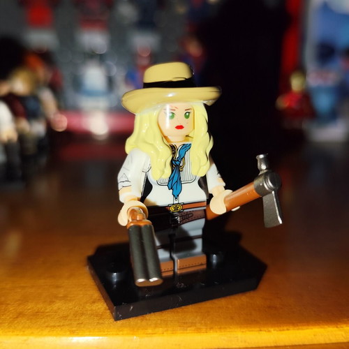 Φιγούρα Sadie Adler σαν καινούργιο με βάση, καραμπίνα, τσεκούρι