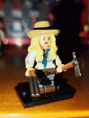 Φιγούρα Sadie Adler σαν καινούργιο με βάση, καραμπίνα, τσεκούρι