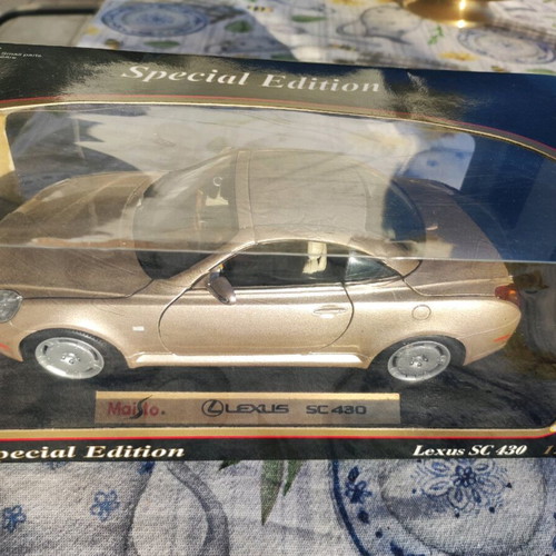 Maisto Lexus SC 430 1/18 scale model like new, special edition