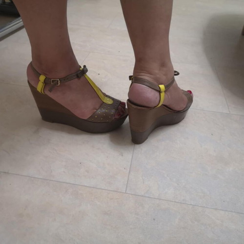Juicy Couture leather women's sandal No40 like new, brown with yellow