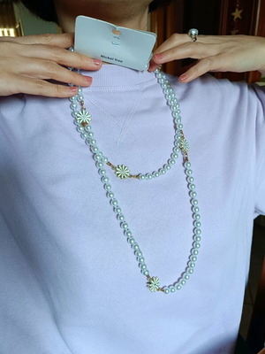 Necklace new with pearls and double-sided metal daisies