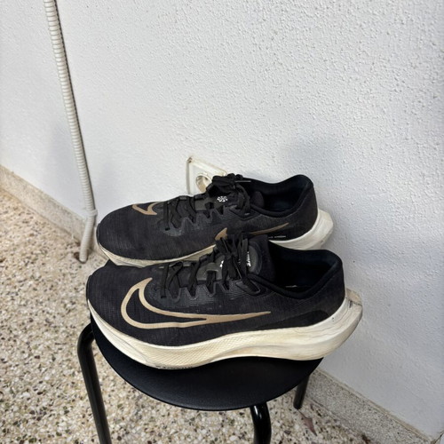Nike Zoom Fly 5 running shoes used, size 44, black and gold