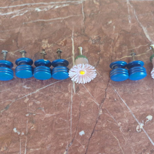Various used knobs, pack