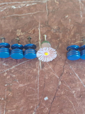 Various used knobs, pack