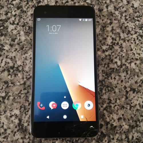 Vodafone VFD710 smartphone used, broken screen, missing SIM tray