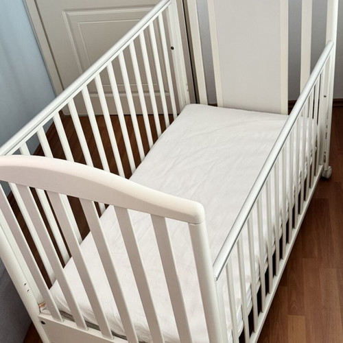 Baby cot like new, barely used