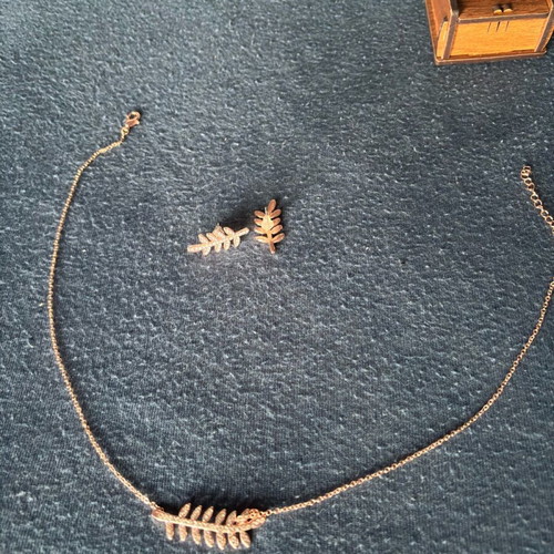 Gold necklace and earrings set like new made of stainless steel