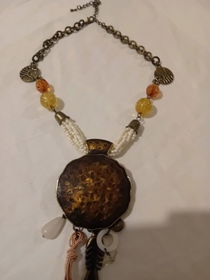 Vintage necklace used in bronze tone with metal pendant