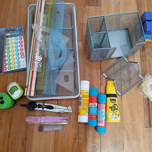 Office set like new with tools and organization accessories