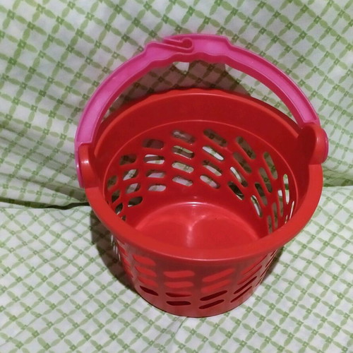 Plastic basket for clothespins like new