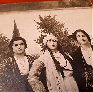 1910 δεκαετία, τρεις κοπέλες με παραδοσιακές φορεσιές.