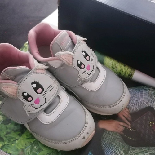 Children's sports shoes used, size 26, with small defect