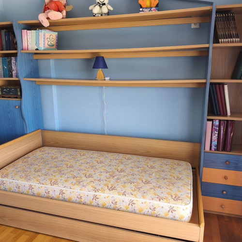 Neoset children's bedroom set with bed and bookshelf