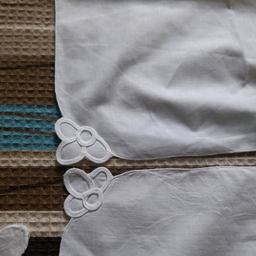 Embroidered cutwork napkin set with 2 squares and 2 napkins like new