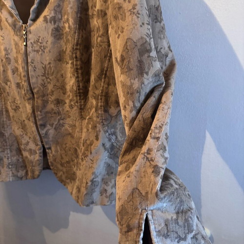 Jacket with rose pattern No48-50 like new, beige