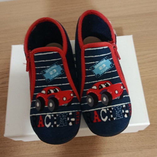 Comfy kids slippers size 26 like new