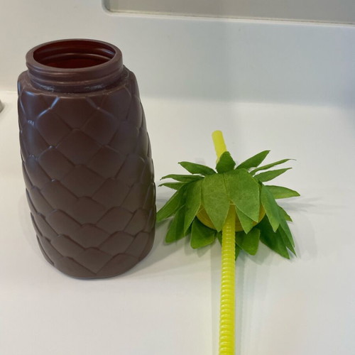 Pineapple plastic cup with lid and straw like new 560ml