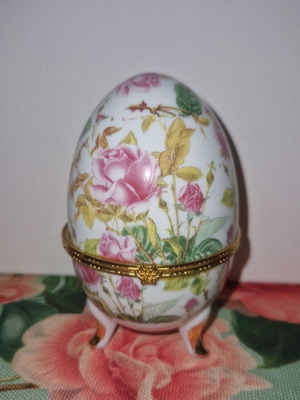 Limoge porcelain decorative egg like new, collectible