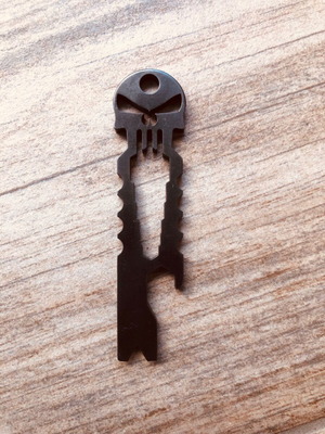 Мултитул ключодържател черен цвят като нов