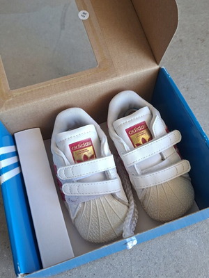 Adidas бебешки обувки розово бяло нови в кутия номер 18