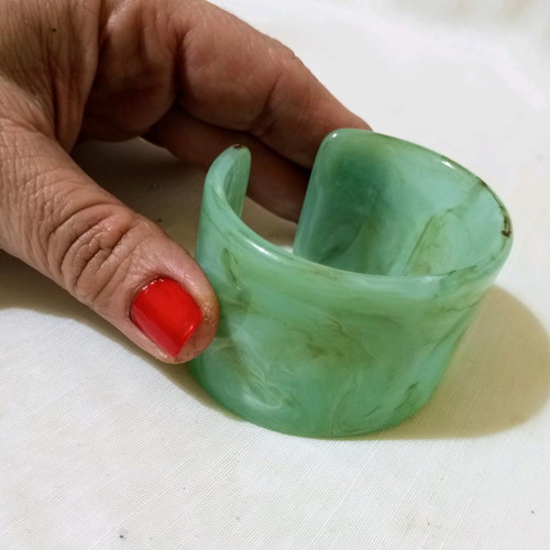 Green bracelet large cuff style made of acrylic resin new