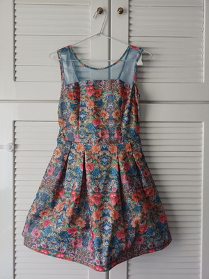 Vintage floral short dress size M like new with blue tulle bust