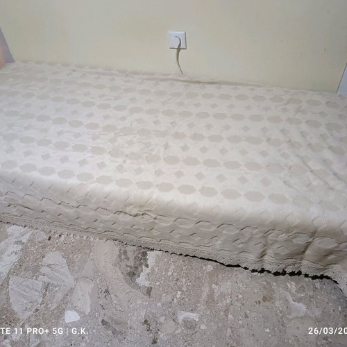 Blanket throw like new, 240×220 cm, beige with embossed pattern
