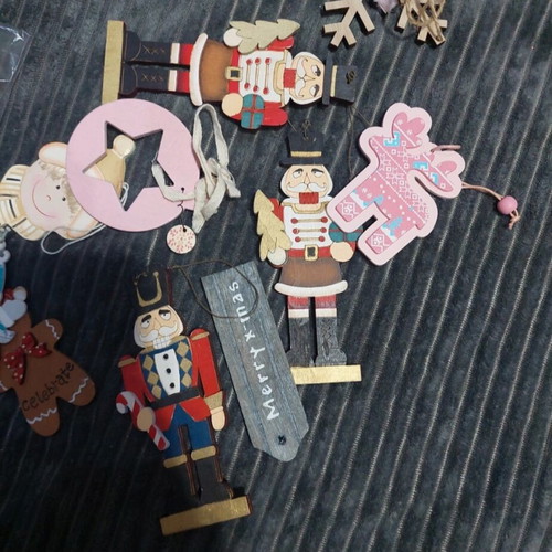 Christmas Wooden Ornament Set like new with vintage style