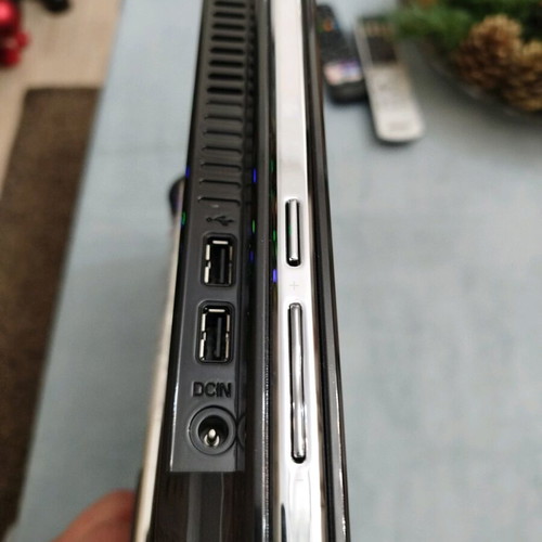 Computer screen like new, needs hard drive and memory