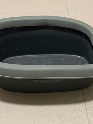 Cat litter box like new, gray with removable lid