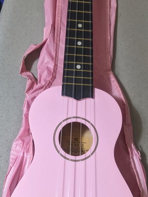 Ukulele Maui soprano wooden new, pink with case