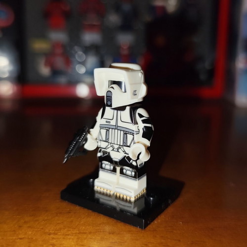 Scout Trooper Star Wars figure like new with base and blaster