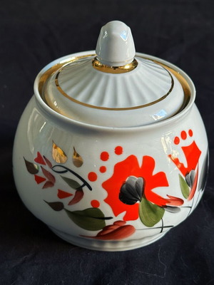 Vintage Chaika Krasnodar porcelain sugar bowl with poppy flowers like new