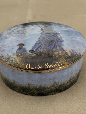Woman with a Parasol porcelain jewelry box like new, Goebel Artis Orbis
