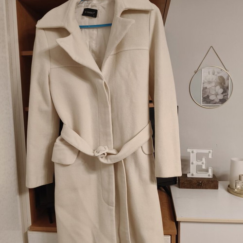 Coat Te Quiero large vanilla color with detachable belt like new