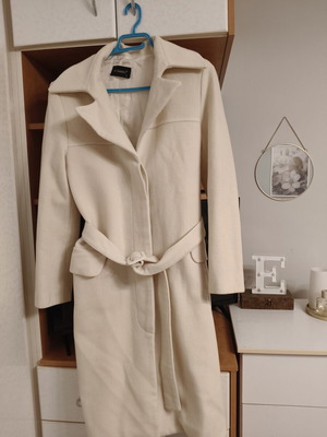 Coat Te Quiero large vanilla color with detachable belt like new