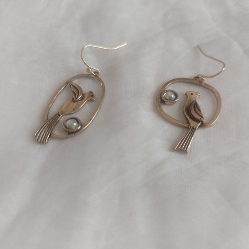 Two Little Birds vintage gold-tone earrings like new