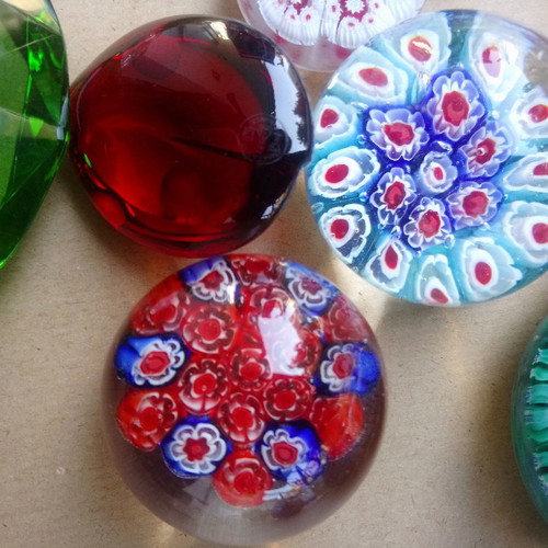 Paperweight collection 100, old antiques and newer Murano, Saint Louis, Baccarat