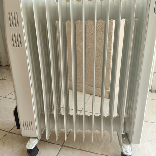 Equation oil radiator 2900 W like new with 11 fins and 4 power settings